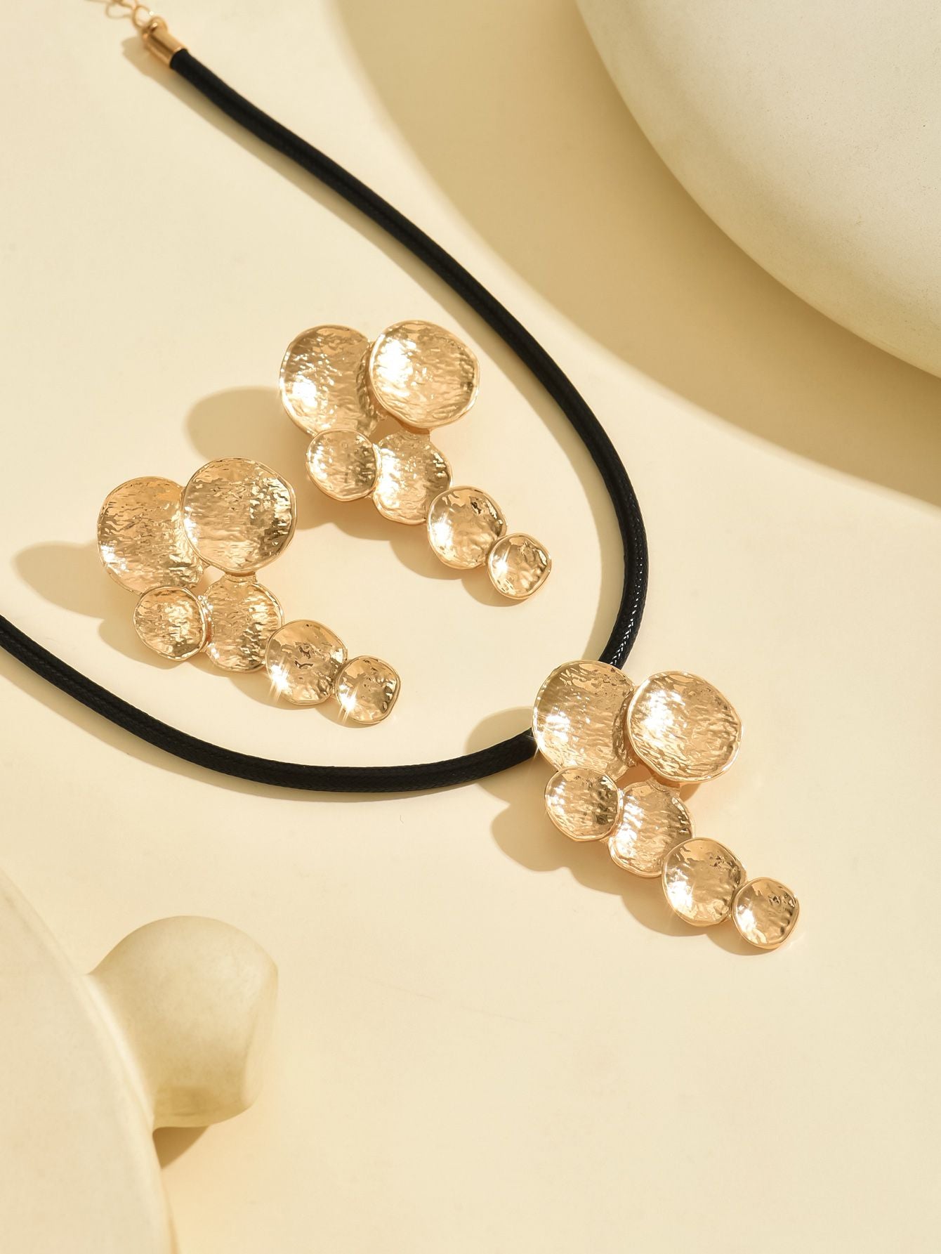 14K gold plated Golden Petals  Jewelry Set - Elegant and Timeless Doba